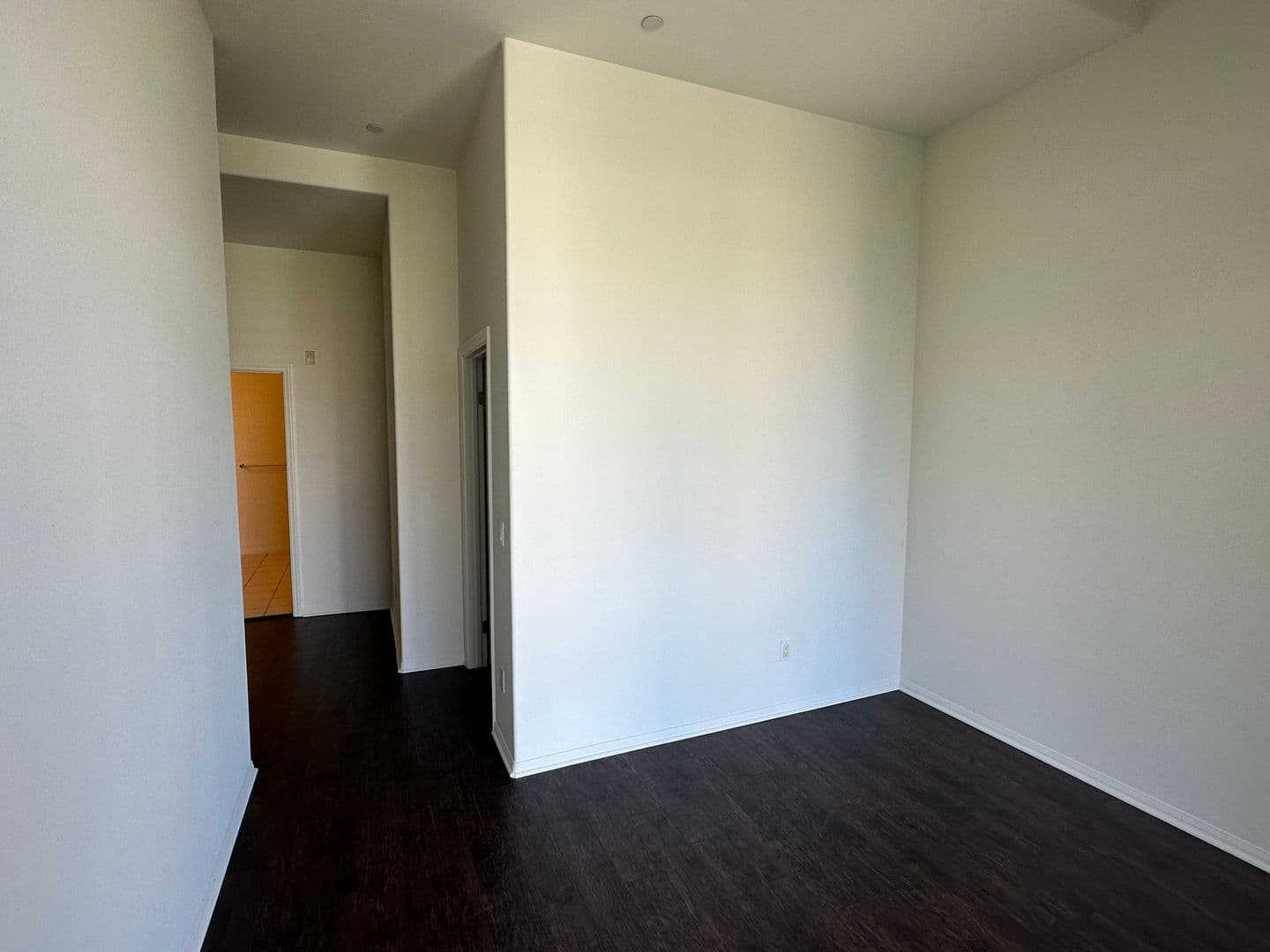 Los Angeles Apartment: 689 S Berendo St