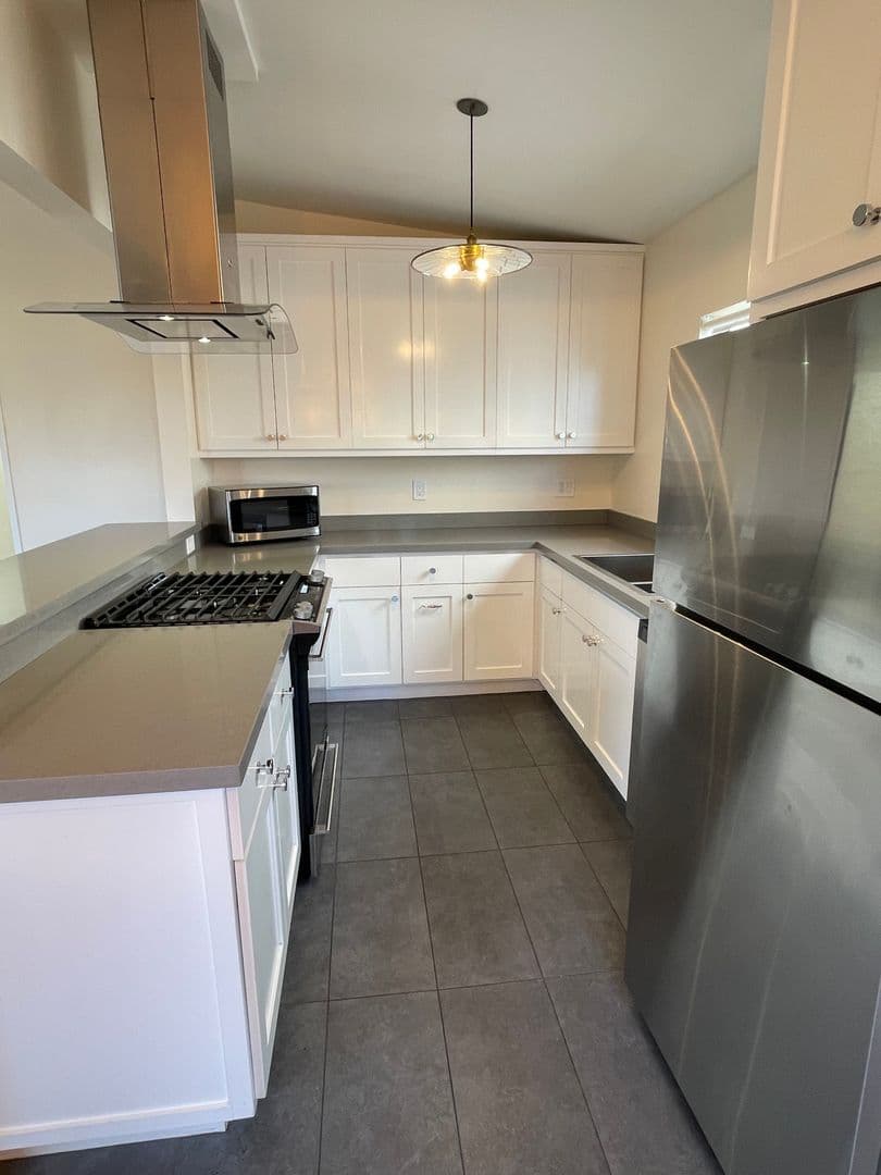 Venice Apartment: 707 - 707 1/2 6th Ave