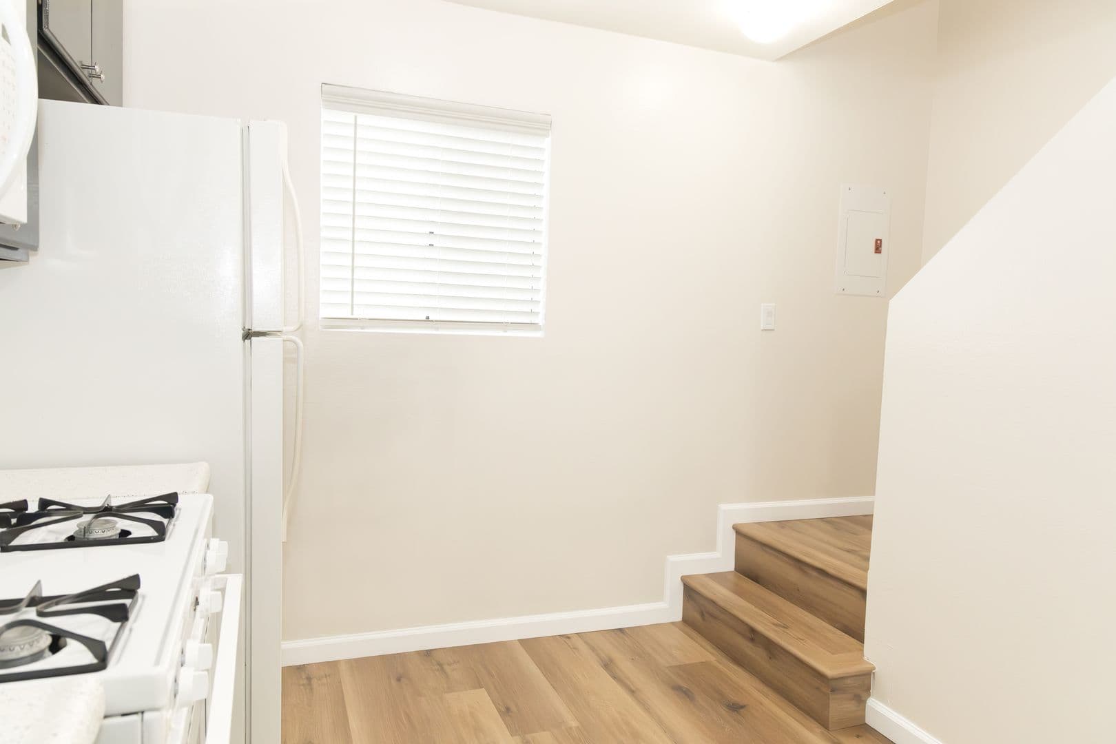 Long Beach Apartment: 3787 E 11th St