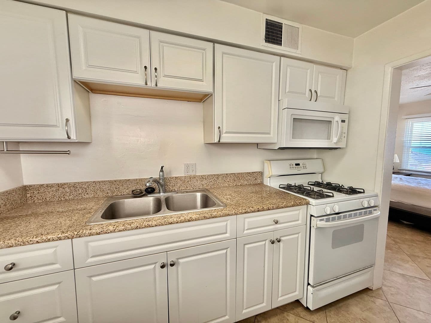 Oceanside Apartment: 302-306 South The Strand