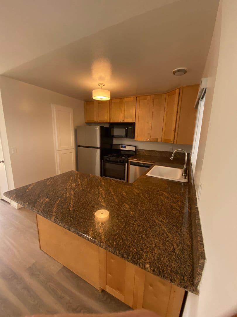 Los Angeles Apartment: 4225 Del Mar Ave