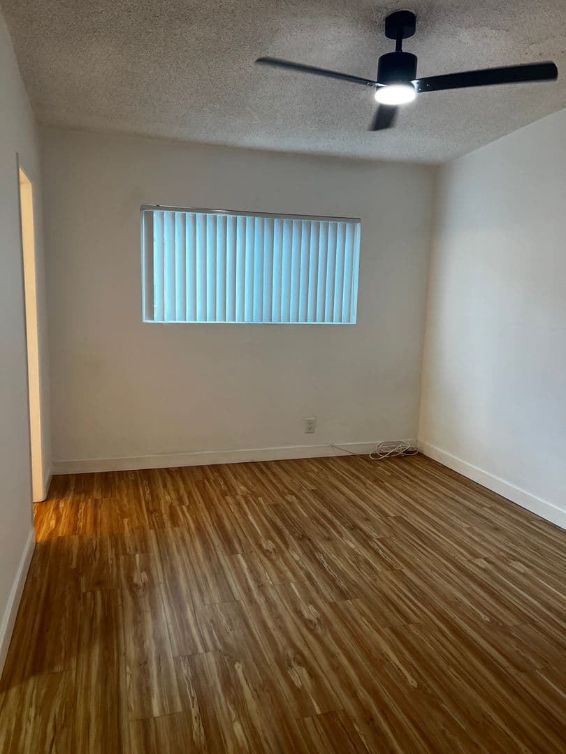 Anaheim Apartment: 937 S Roberts St