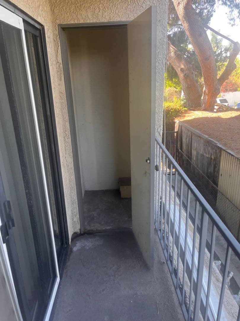Los Angeles Apartment: 4225 Del Mar Ave