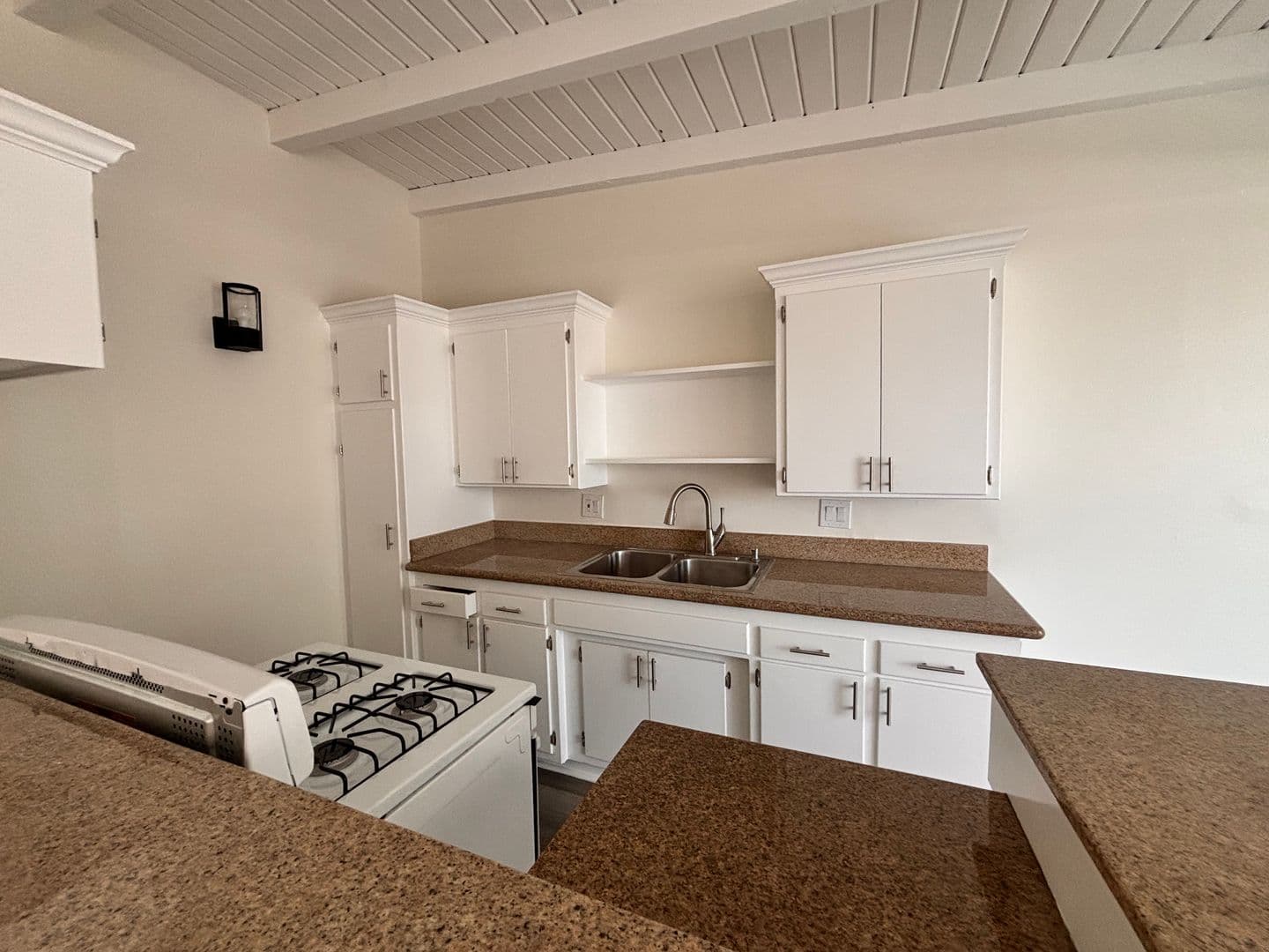 Long Beach Apartment: 1750 Redondo Ave