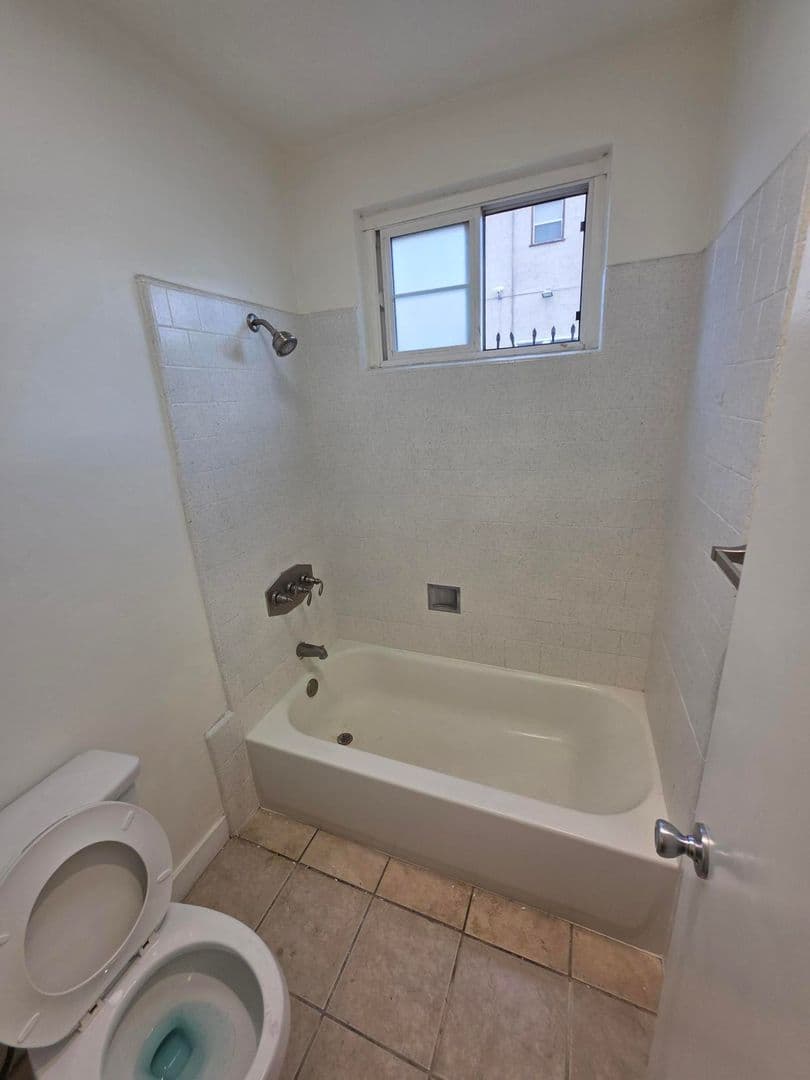 Long Beach Apartment: 2821 E 65th St