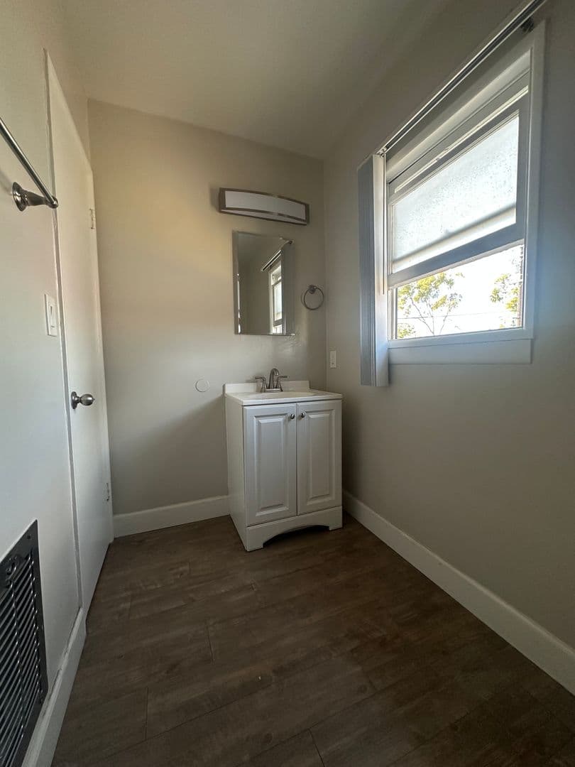 Santa Ana Apartment: 116 S  Orange Ave
