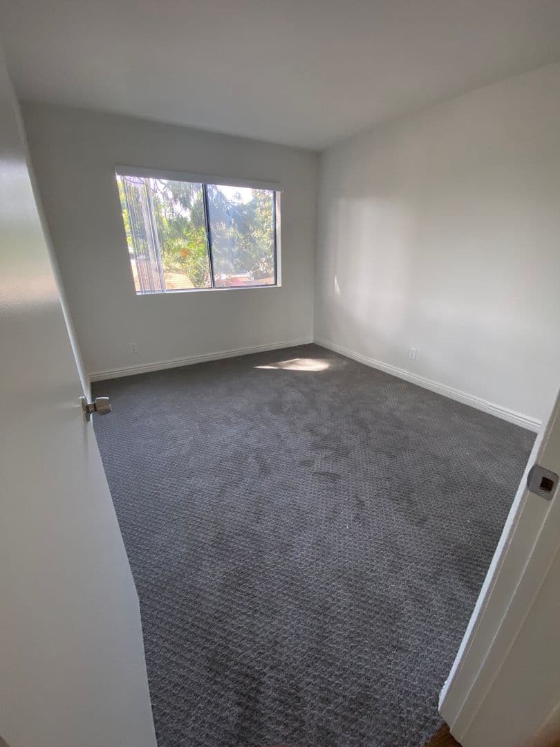 Los Angeles Apartment: 4225 Del Mar Ave