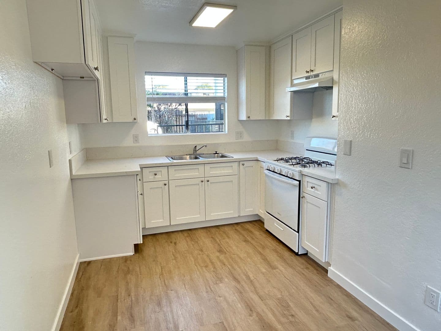 Costa Mesa Apartment: 1940 Wallace Ave