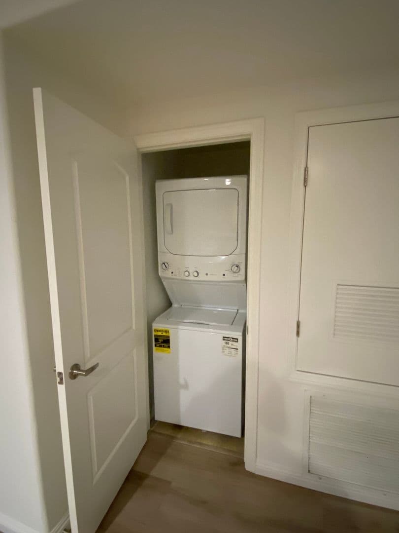 Los Angeles Apartment: 689 S Berendo St