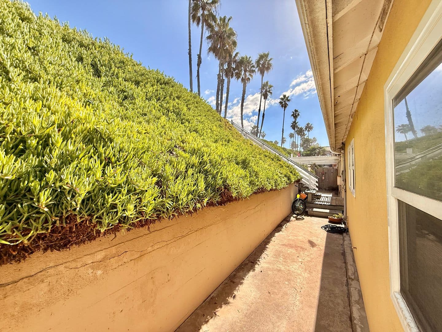 Oceanside Apartment: 302-306 South The Strand
