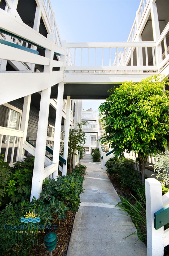 Long Beach Apartment: 3787 E 11th St