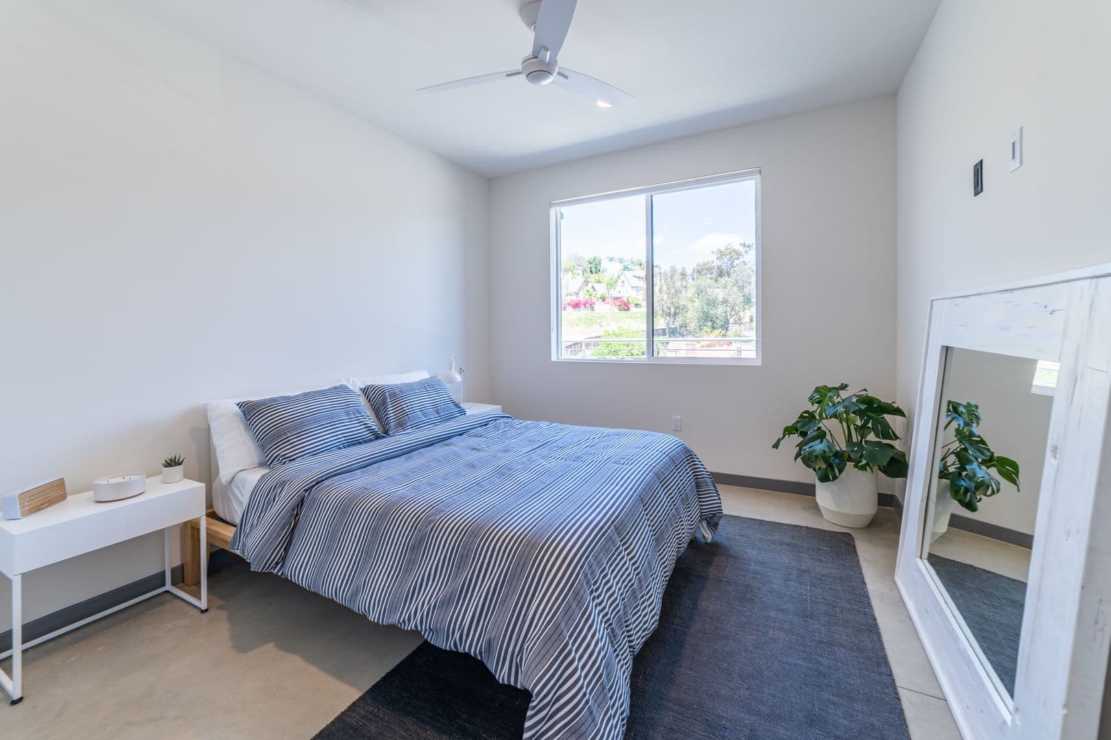 Vista Apartment: 516 S. Santa Fe Avenue