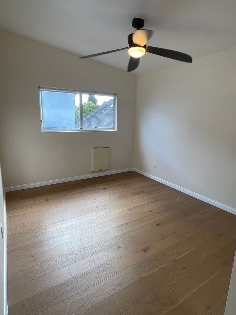 Venice Apartment: 707 - 707 1/2 6th Ave