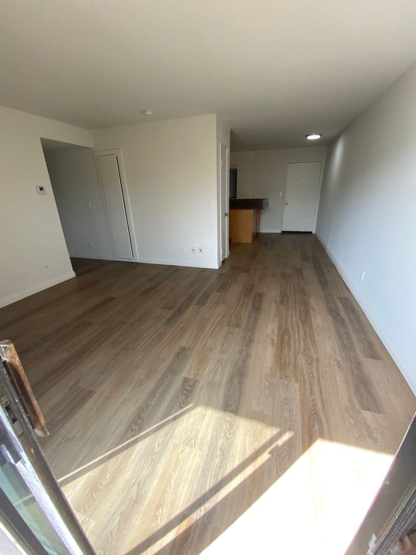 Los Angeles Apartment: 4225 Del Mar Ave