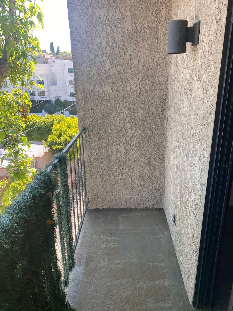 Los Angeles Apartment: 4225 Del Mar Ave