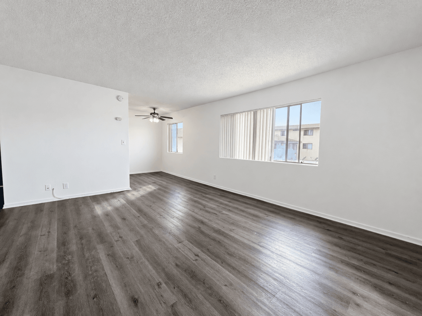 Hawthorne Apartment: 4015 W 132nd St
