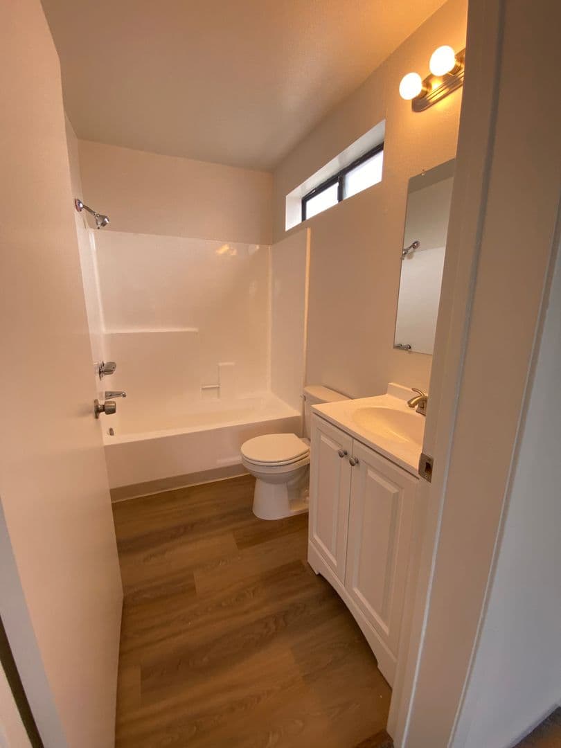 Los Angeles Apartment: 4225 Del Mar Ave