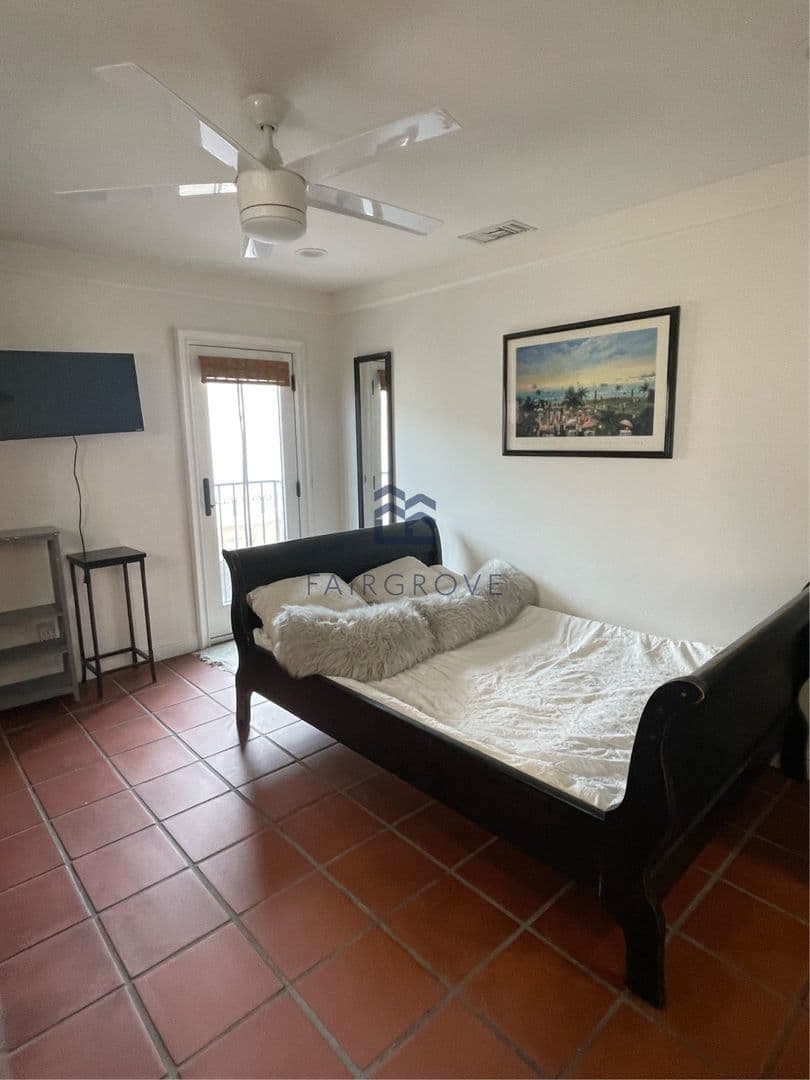Long Beach Apartment: 160 Covina Ave