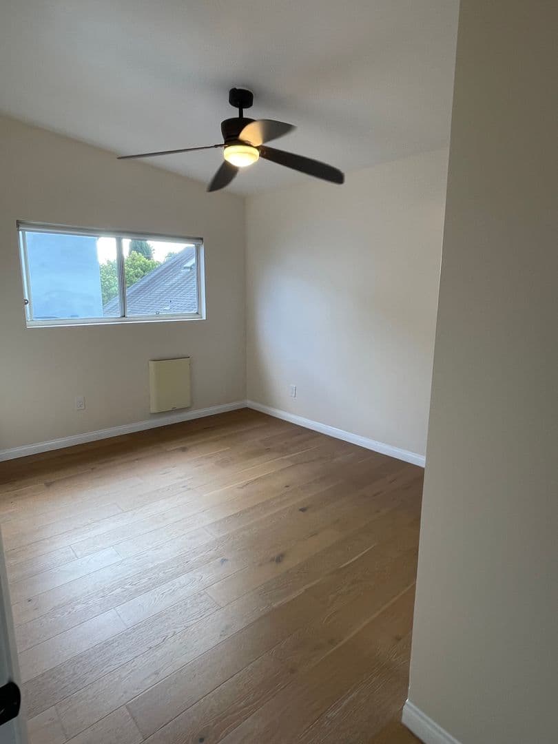 Venice Apartment: 707 - 707 1/2 6th Ave