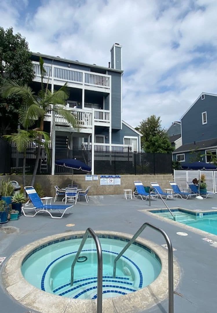 Long Beach Apartment: 3787 E 11th St