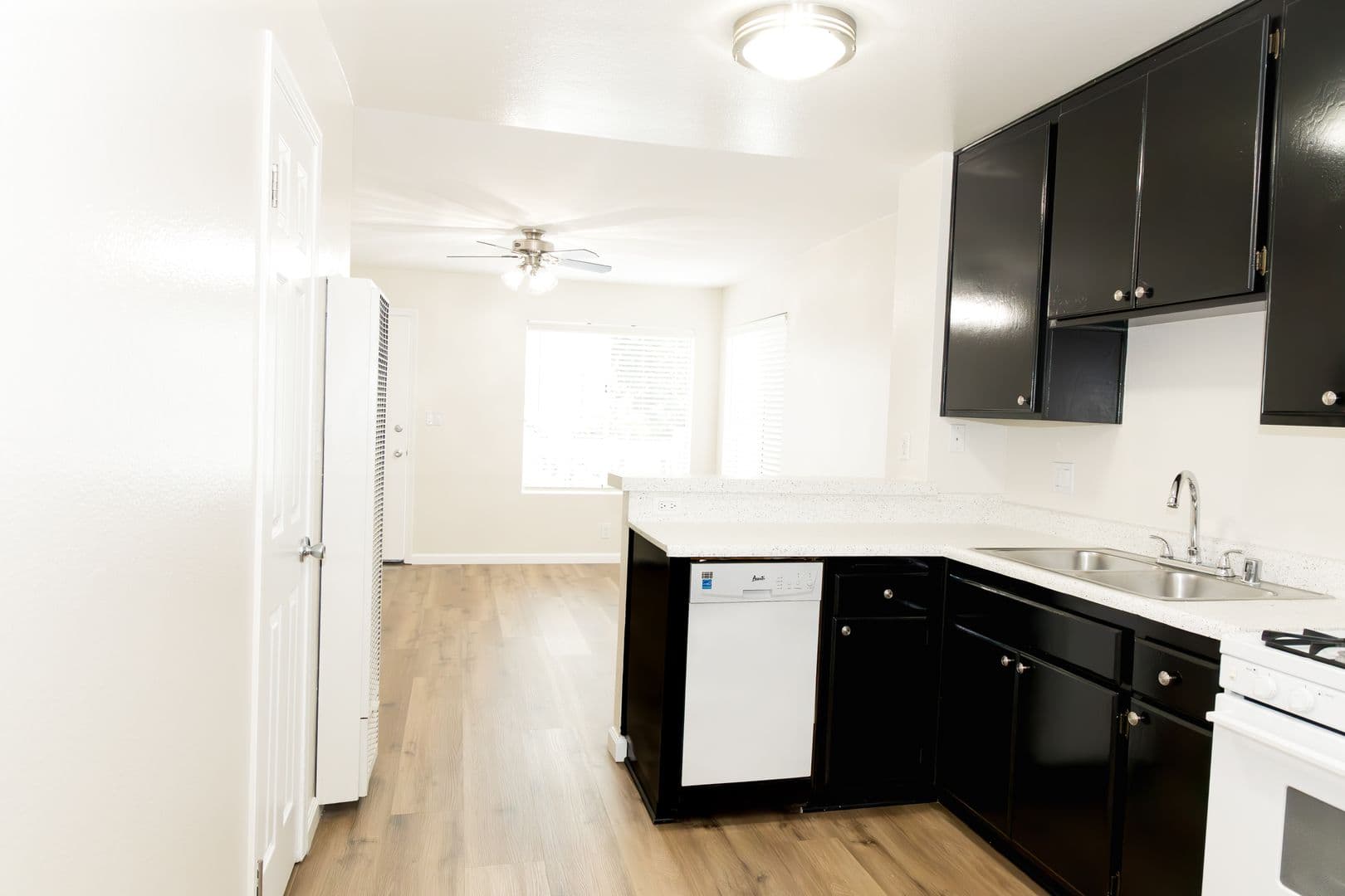 Long Beach Apartment: 3787 E 11th St