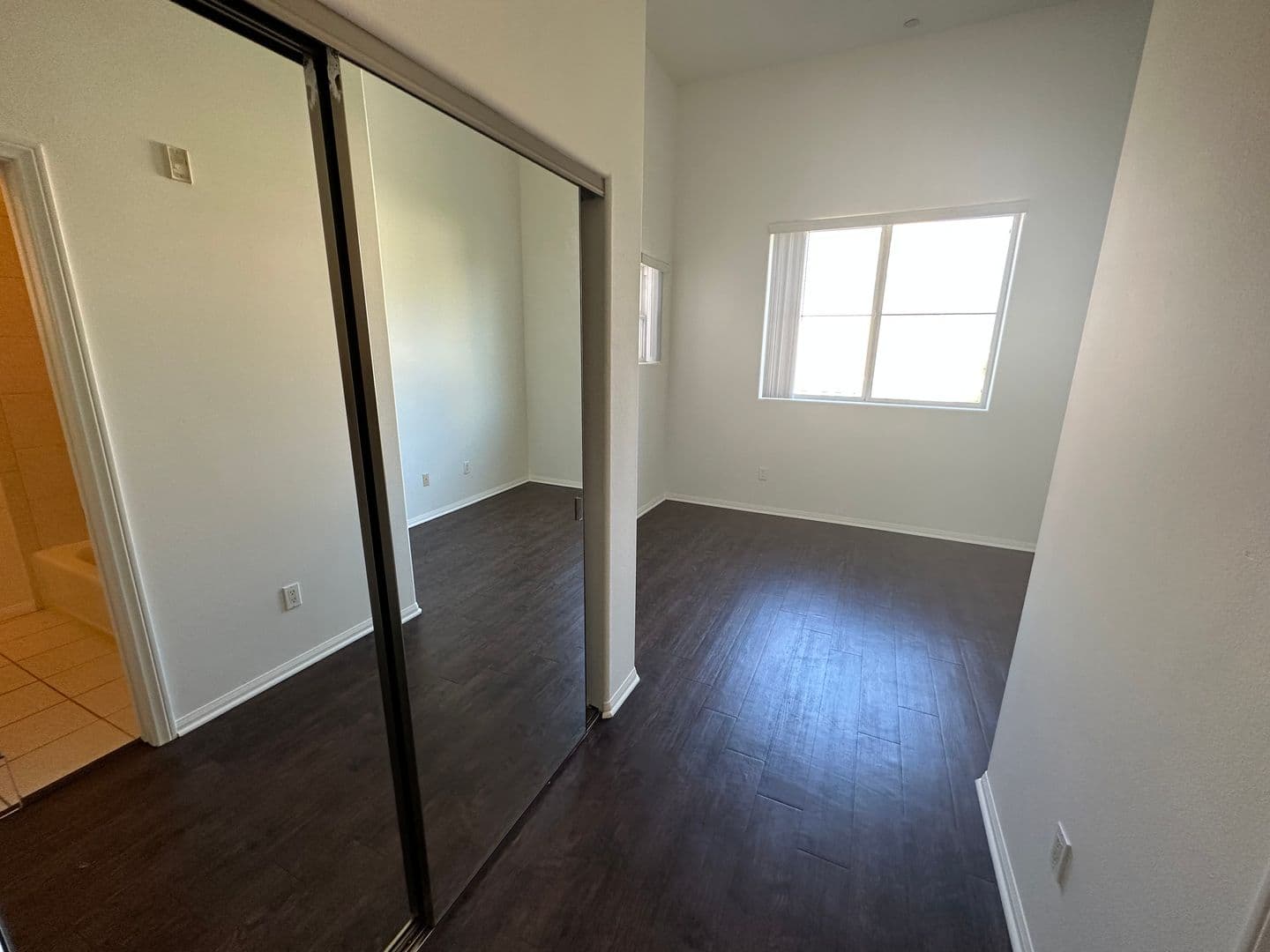 Los Angeles Apartment: 689 S Berendo St