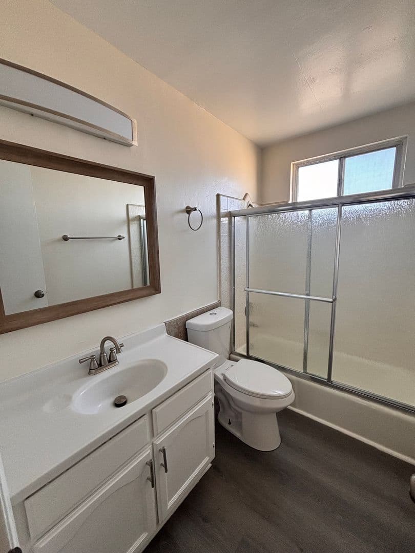 Long Beach Apartment: 1600 N Stanton Pl