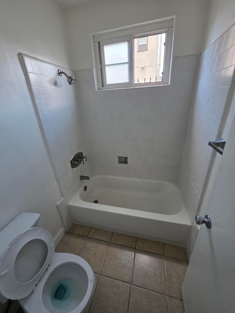 Long Beach Apartment: 2821 E 65th St