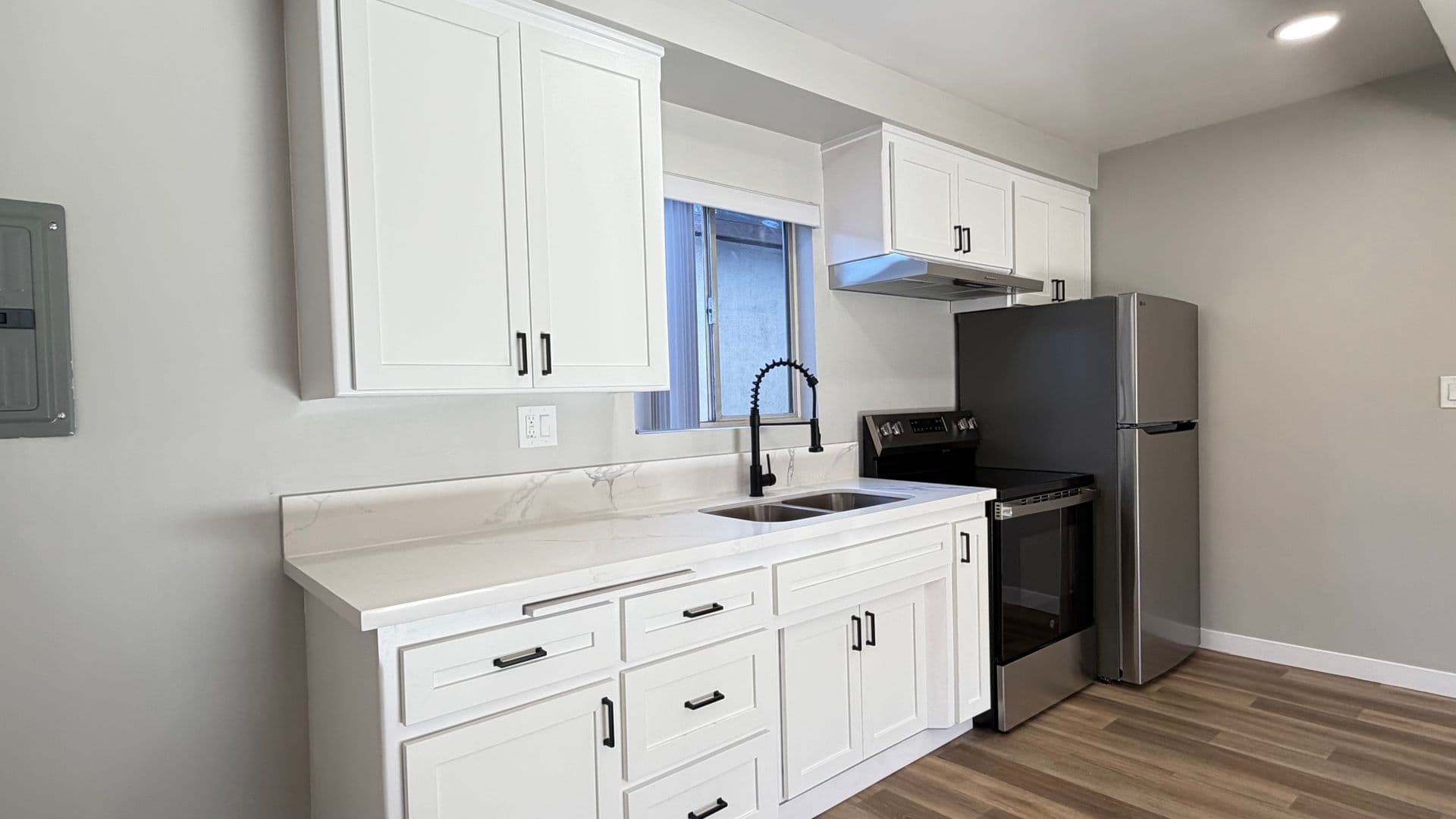 Bellflower Apartment: 9559 Flower St