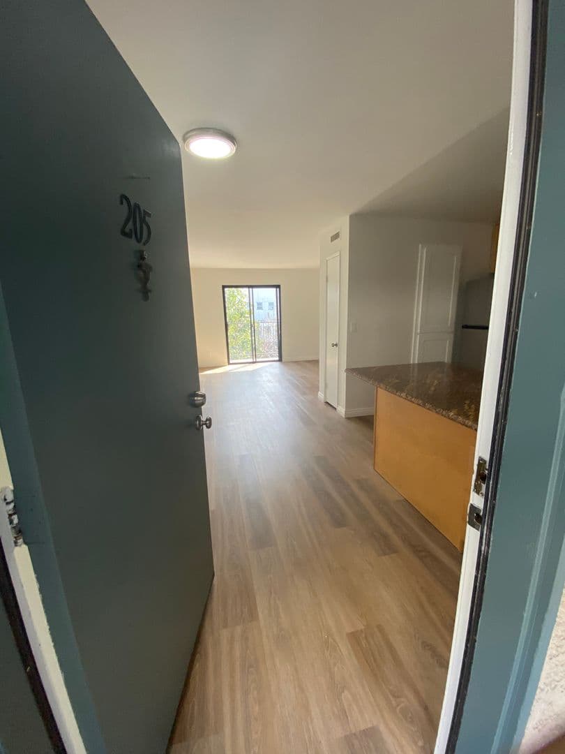 Los Angeles Apartment: 4225 Del Mar Ave