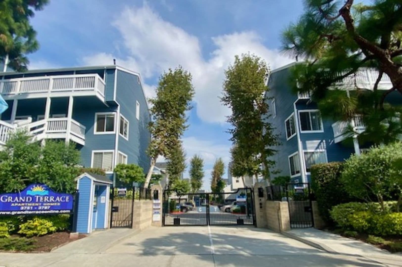 Long Beach Apartment: 3787 E 11th St