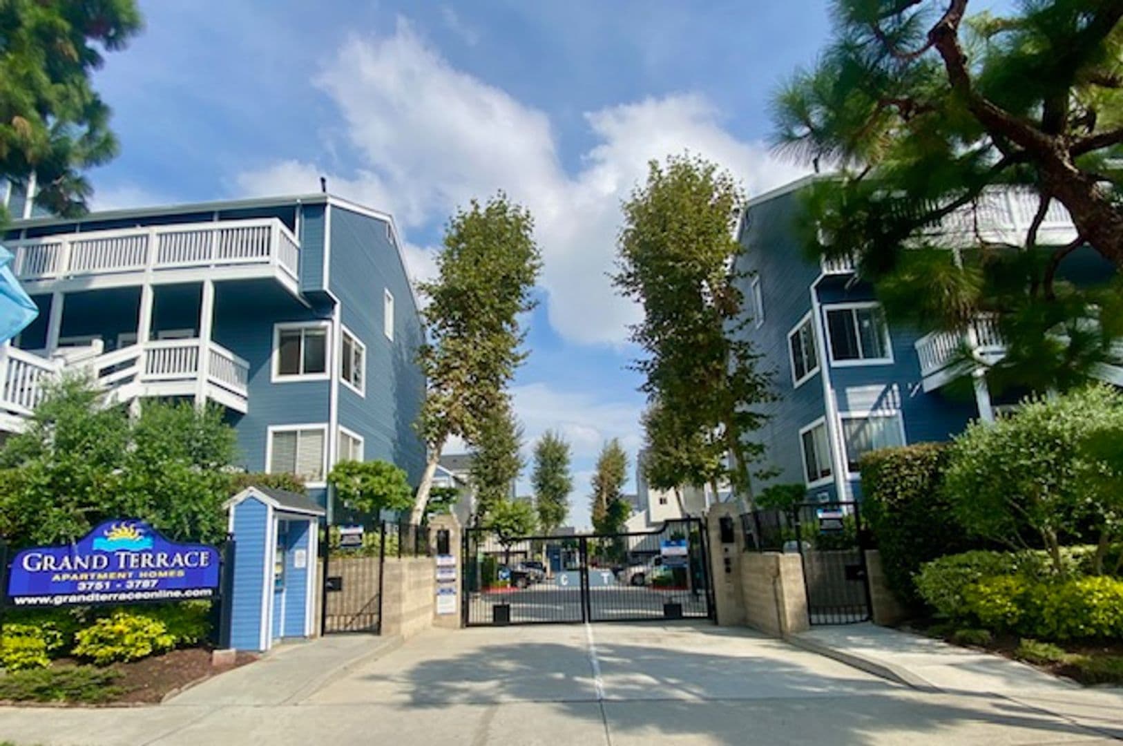 Long Beach Apartment: 3787 E 11th St