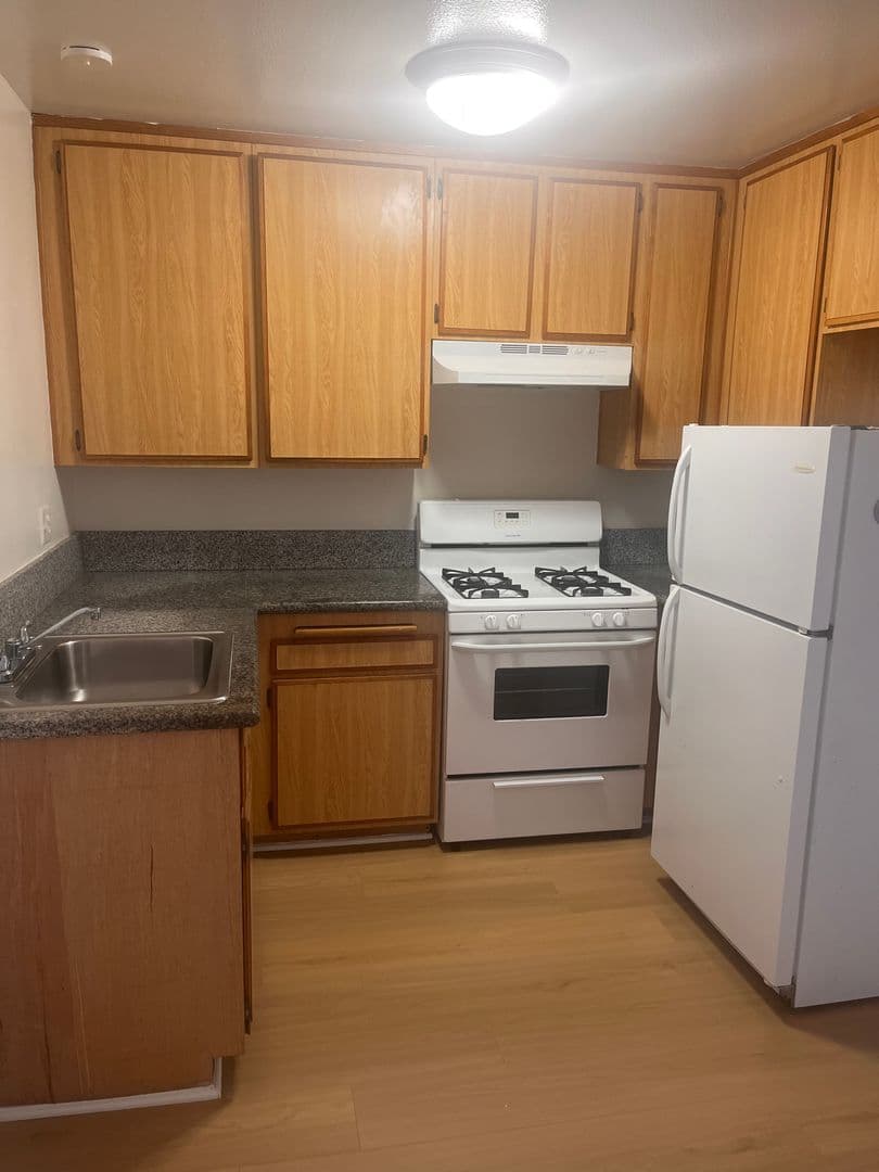 Los Angeles Apartment: 4225 Del Mar Ave