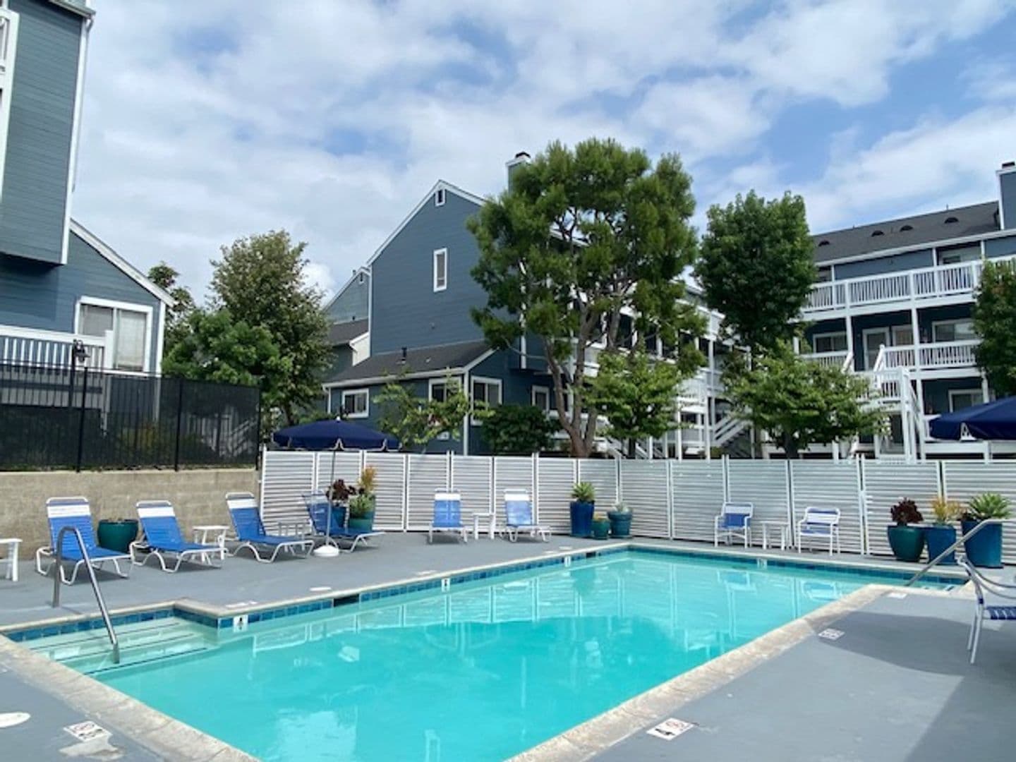Long Beach Apartment: 3787 E 11th St