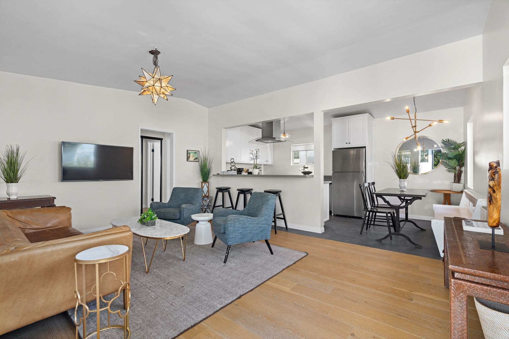 Venice Apartment: 707 - 707 1/2 6th Ave