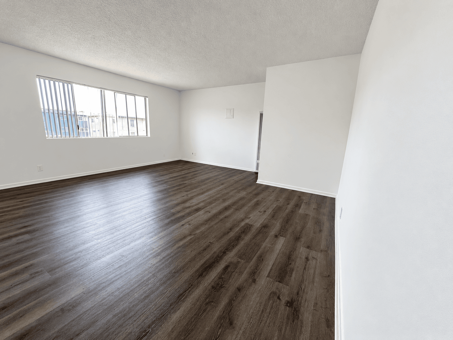 Hawthorne Apartment: 4015 W 132nd St