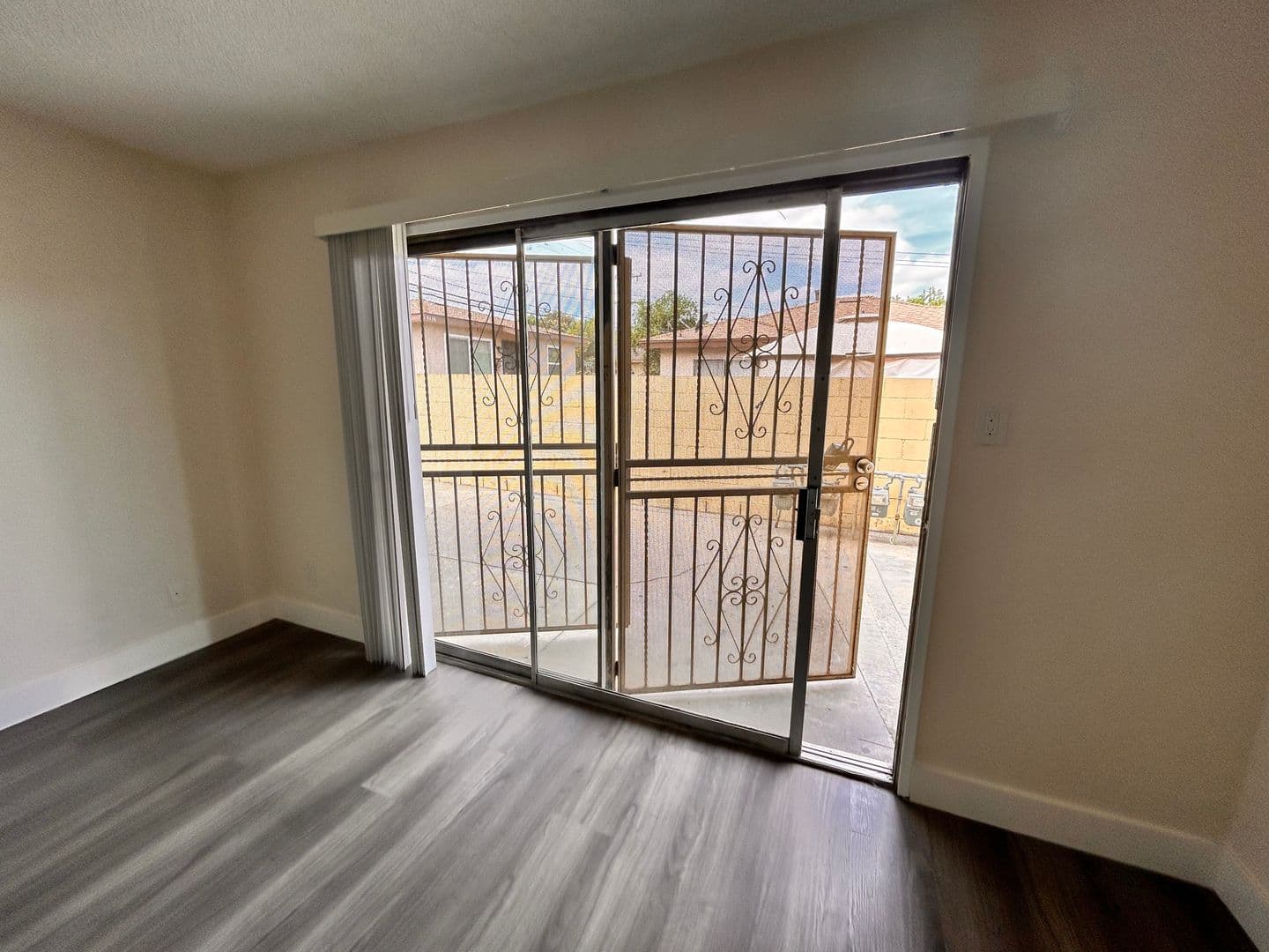 Bell Gardens Apartment: 6128 Gotham St
