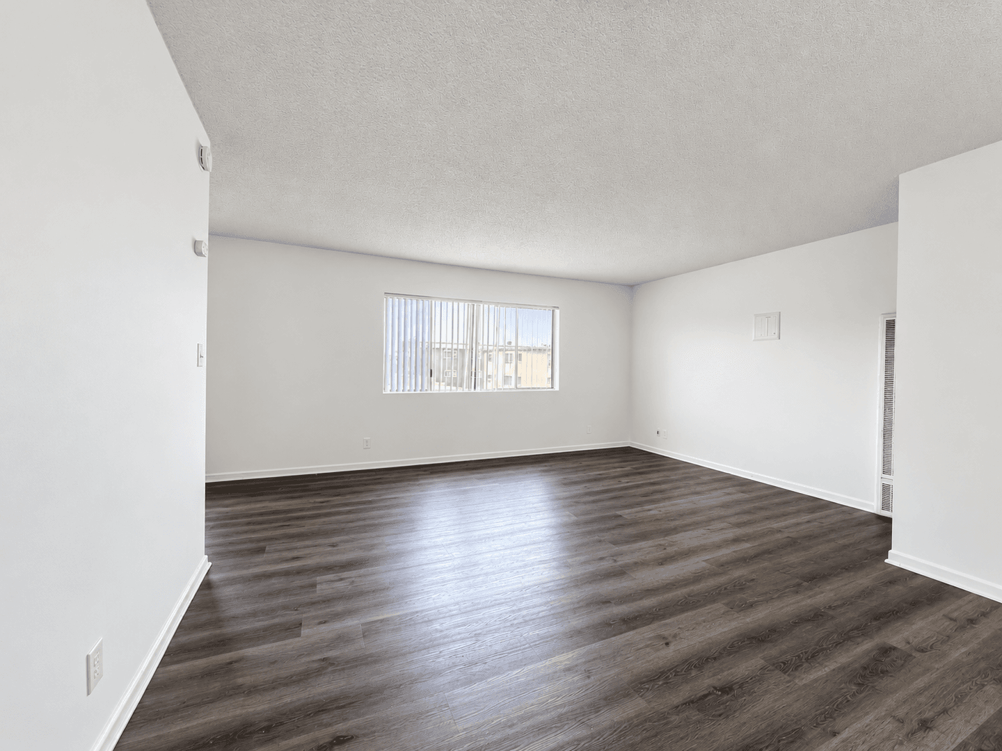 Hawthorne Apartment: 4015 W 132nd St