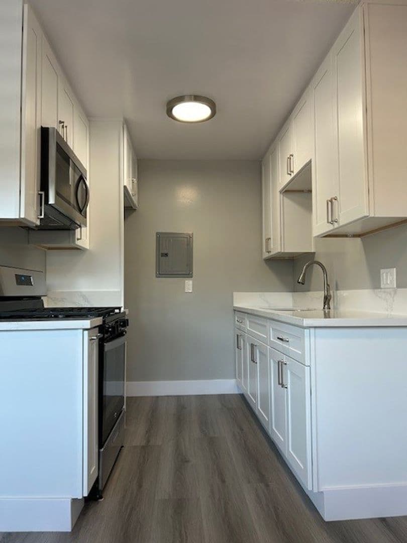 Fullerton Apartment: 1321 S Vine Ave