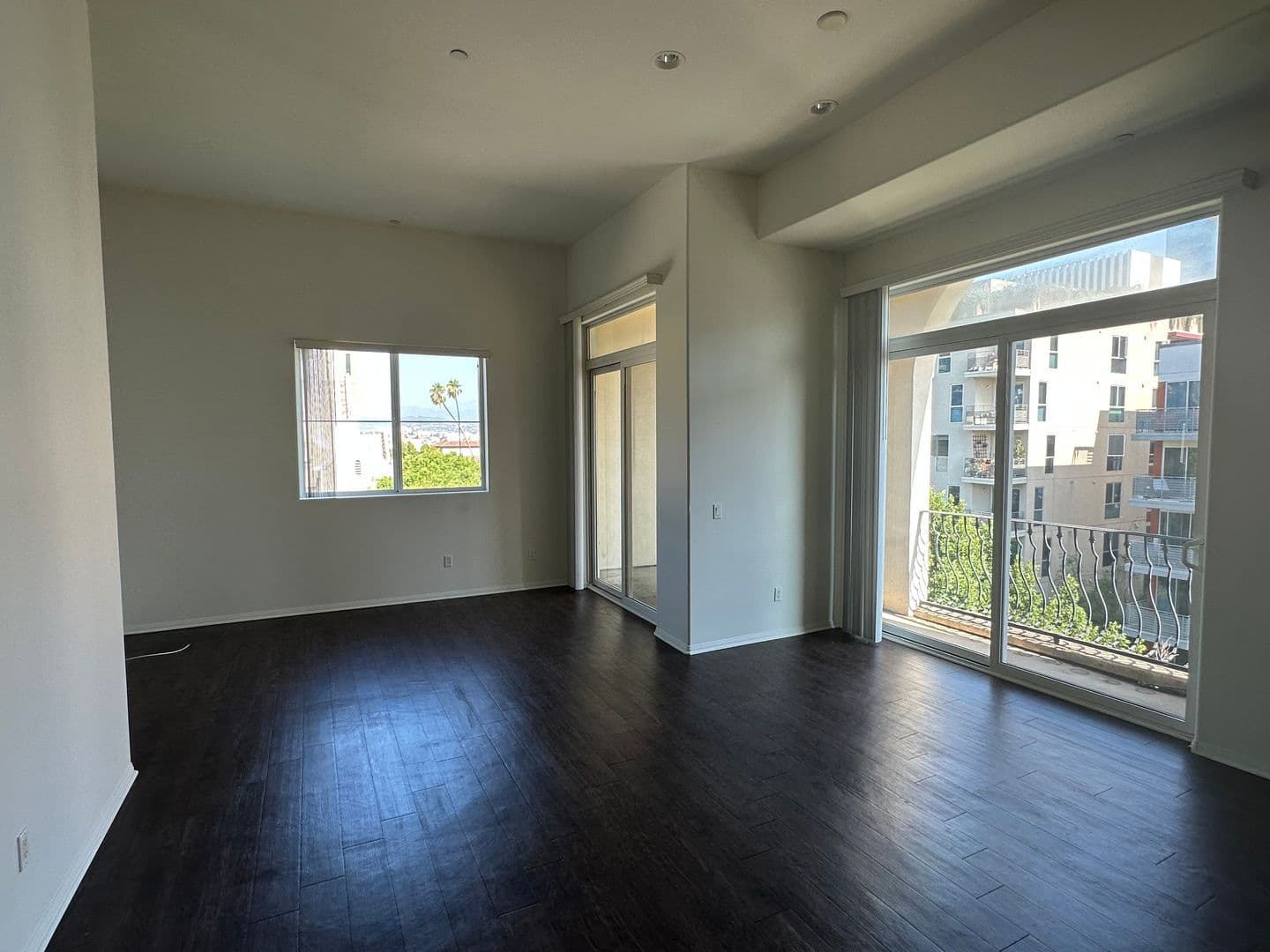 Los Angeles Apartment: 689 S Berendo St