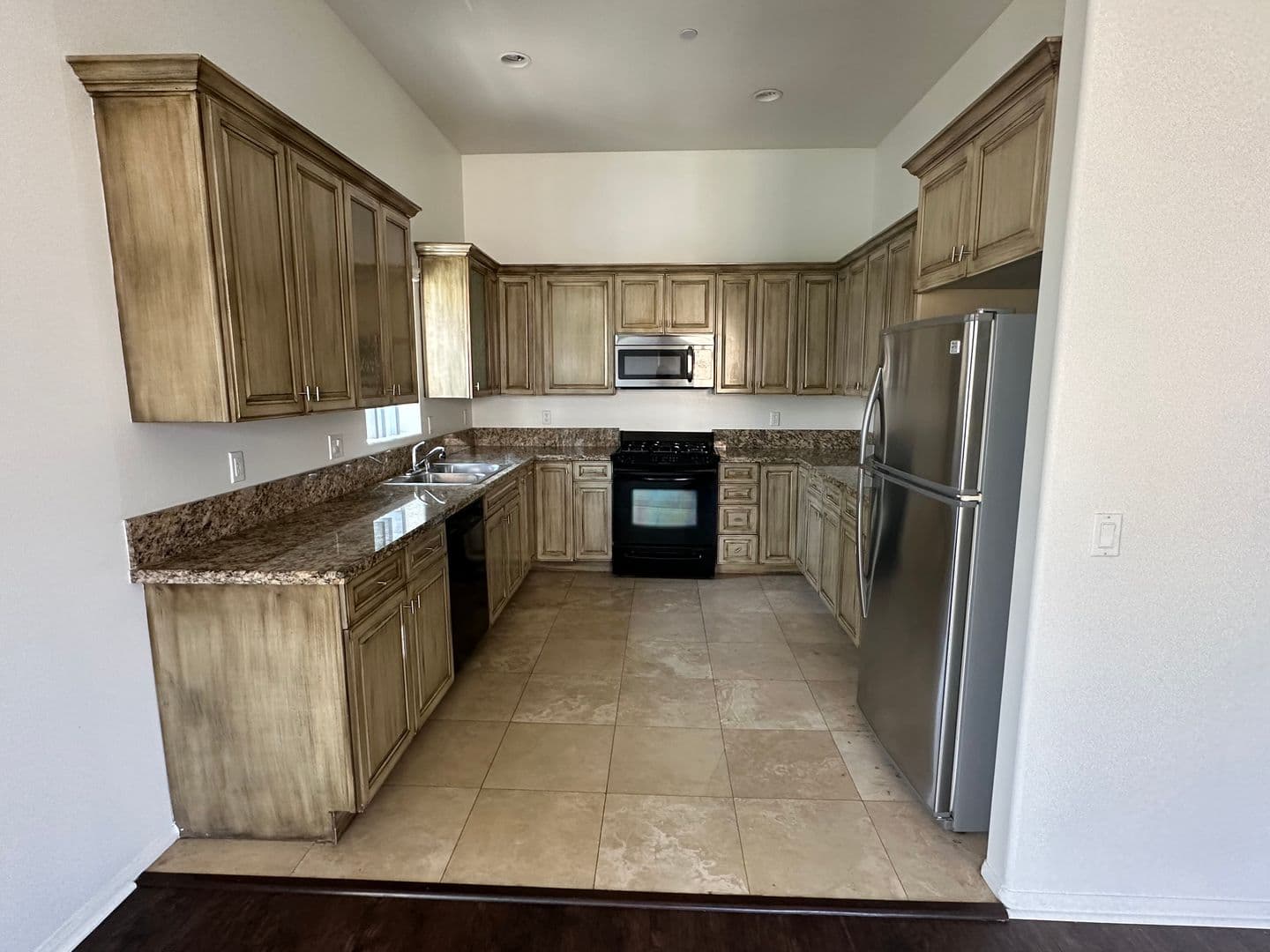 Los Angeles Apartment: 689 S Berendo St