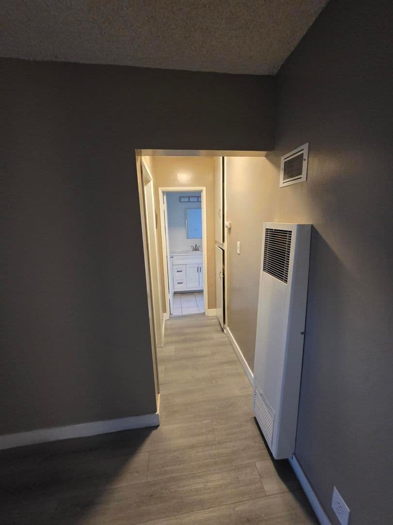 Long Beach Apartment: 2821 E 65th St