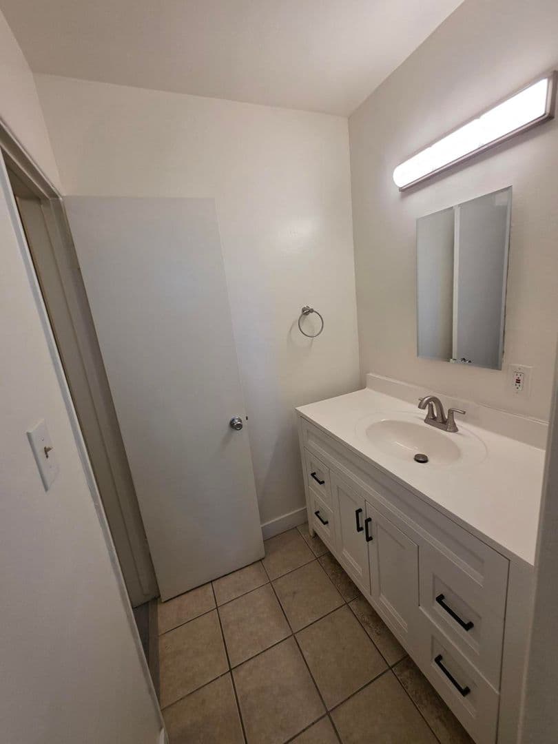 Long Beach Apartment: 2821 E 65th St