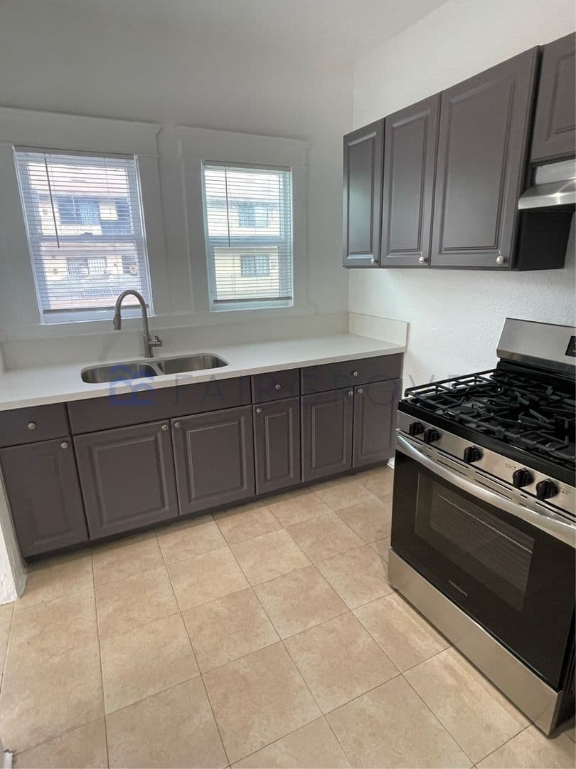 Long Beach Apartment: 920 N Washington Pl