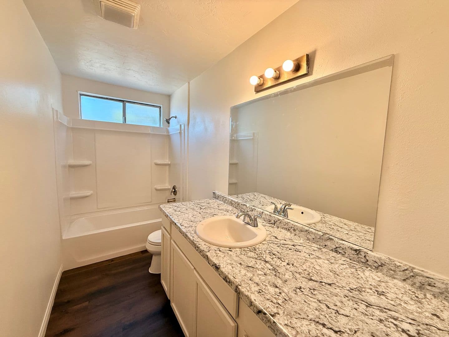 Oceanside Apartment: 1346 Dubuque St