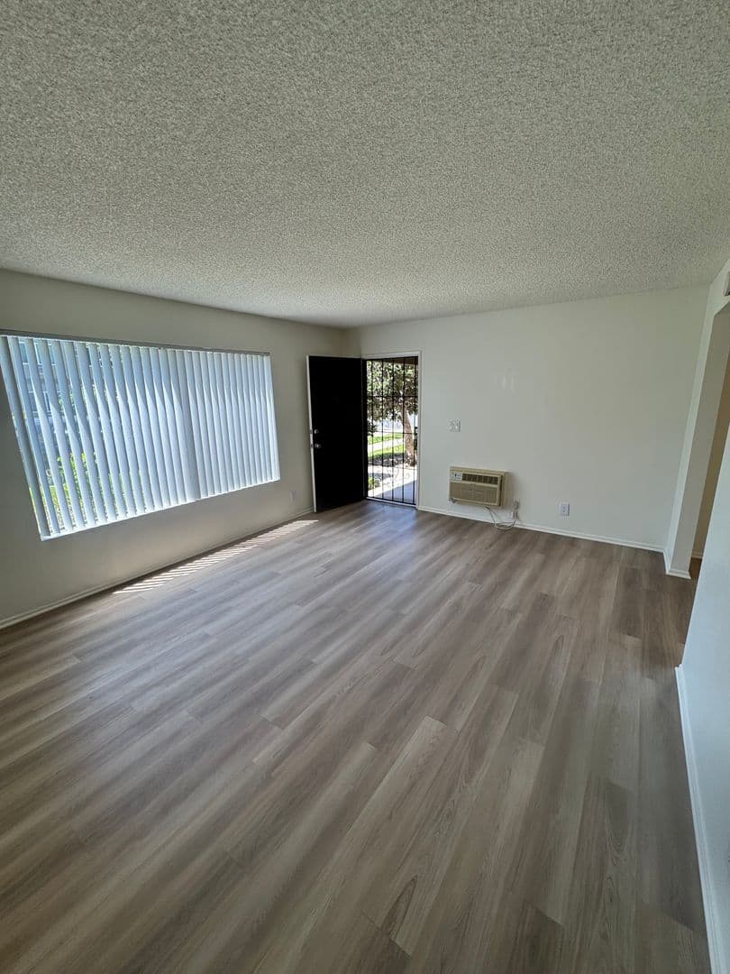 Orange Apartment: 231 W Palmyra Ave