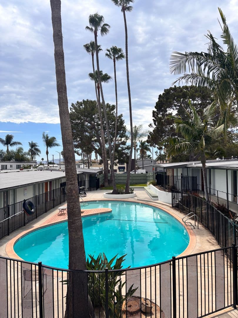 Long Beach Apartment: 1750 Redondo Ave
