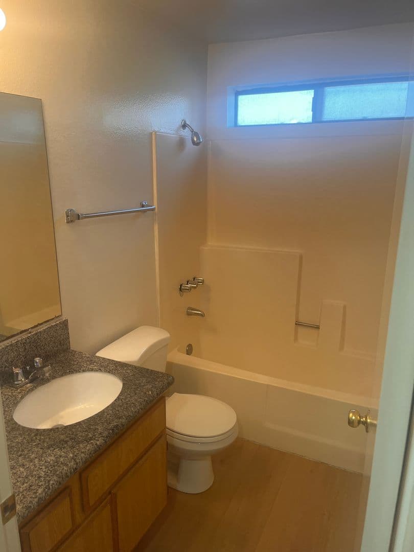 Los Angeles Apartment: 4225 Del Mar Ave