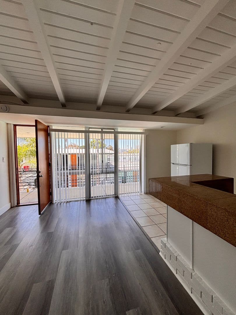 Long Beach Apartment: 1750 Redondo Ave