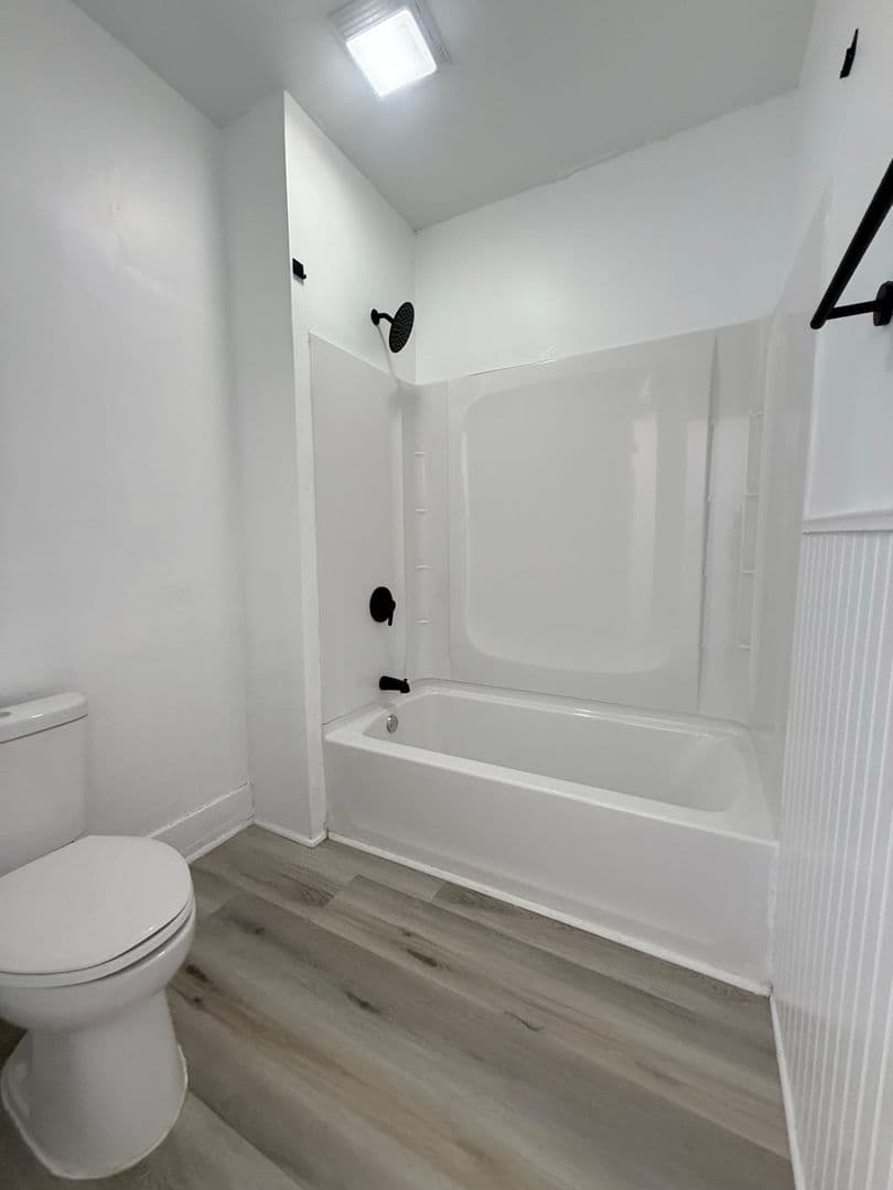 Long Beach Apartment: 721 E 7th Street